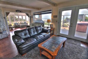 Televisión, chimenea, futbolito y tenis de mesa 