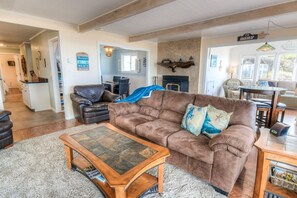 Fernseher, Kamin, Tischfußball, Tischtennisplatte