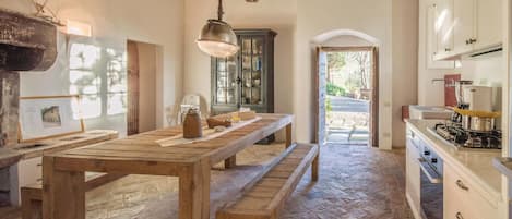 Fridge, stovetop, dishwasher, coffee/tea maker