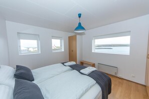 Een bureau, geluiddichte muren, een strijkplank/strijkijzer