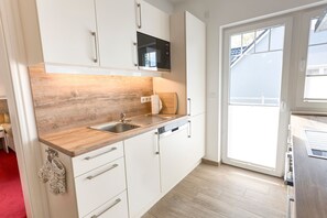 Kühlschrank, Mikrowelle, Ofen, Geschirrspüler