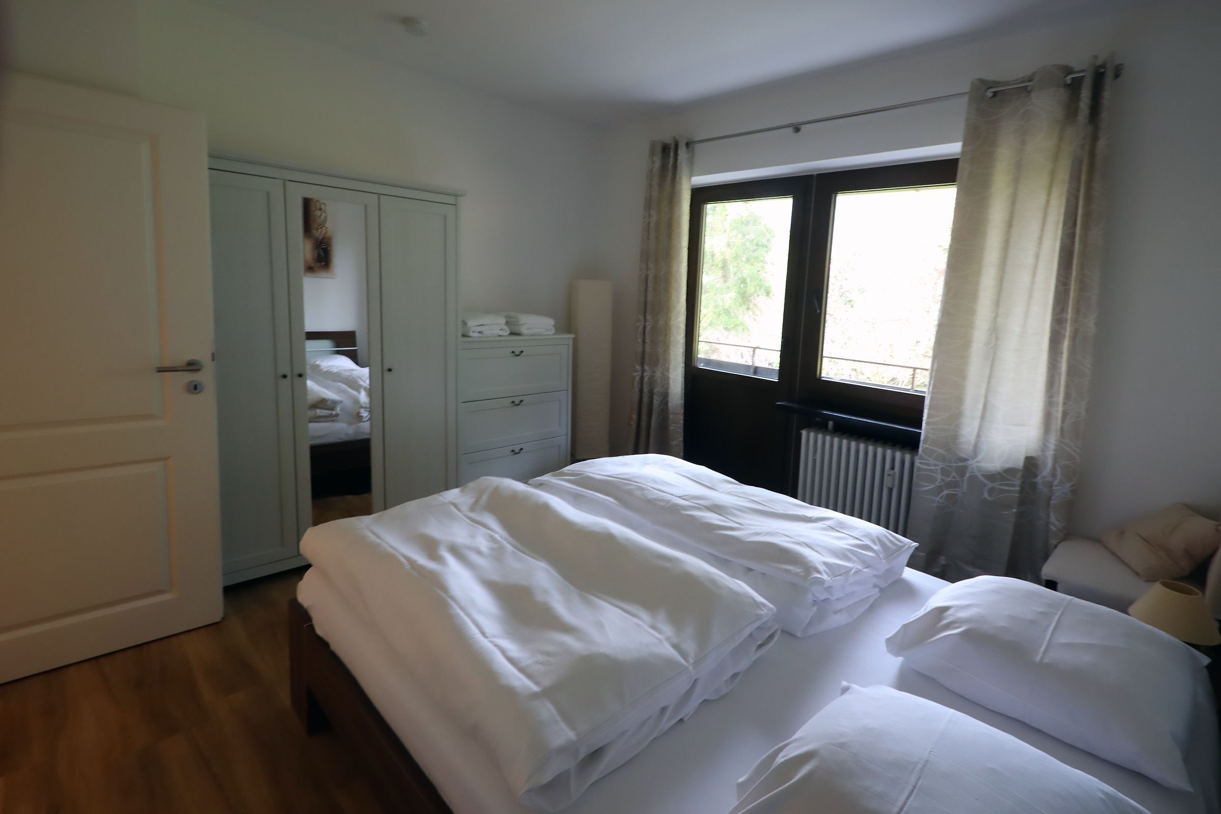 2 bedrooms, desk, travel cot, WiFi