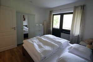 2 bedrooms, desk, travel cot, WiFi