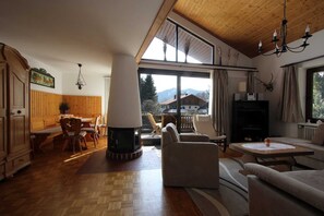 Een televisie en een open haard