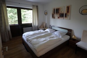 2 habitaciones, escritorio, cuna de viaje y wifi 