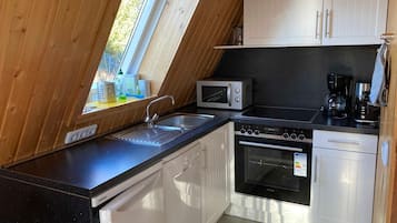 Een koelkast, een microgolfoven, een oven, een vaatwasser
