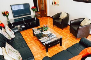 Family Suite | Living area | Flat-screen TV - Baraka Guesthouse (Cape Town)