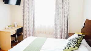 Double Room, Ensuite | Peralatan tempat tidur premium, bar mini, meja, seterika/papan seterika 