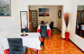 อาหารเช้าแบบคอนติเนนทัลทุกวัน (ZAR 90 ต่อคน)