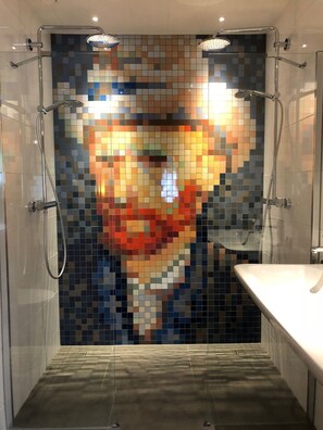 Een douche, een regendouche, gratis toiletartikelen, een haardroger