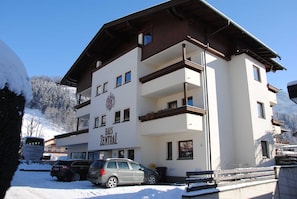 Un immeuble à plusieurs étages sur lequel on peut lire l’inscription « Haus Zentral ».