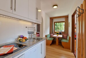 Kühlschrank, Geschirrspüler, Wasserkocher mit Kaffee-/Teezubehör