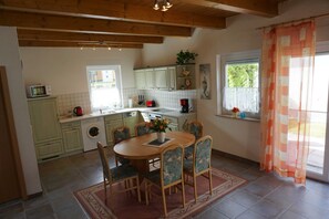 Kühlschrank, Mikrowelle, Ofen, Hochstuhl