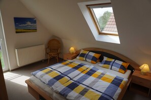 3 bedrooms, travel cot, bed sheets