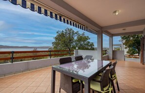 Outdoor dining - Cozy apartment in Cesarica with house sea view (Cesarica)