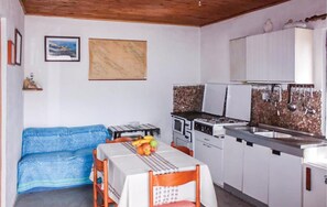Frigorífic, placa de cuina i utensilis de cuina, vaixella i coberteria 