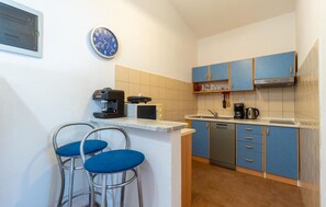 Refrigerador, microondas, parrilla de estufa y lavavajillas 