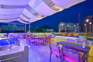 Outdoor dining - Quip Bed & Breakfast (Phuket)