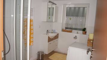 Dusche, Haartrockner, Handtücher, Toilettenpapier