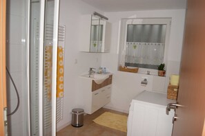 Dusche, Haartrockner, Handtücher, Toilettenpapier