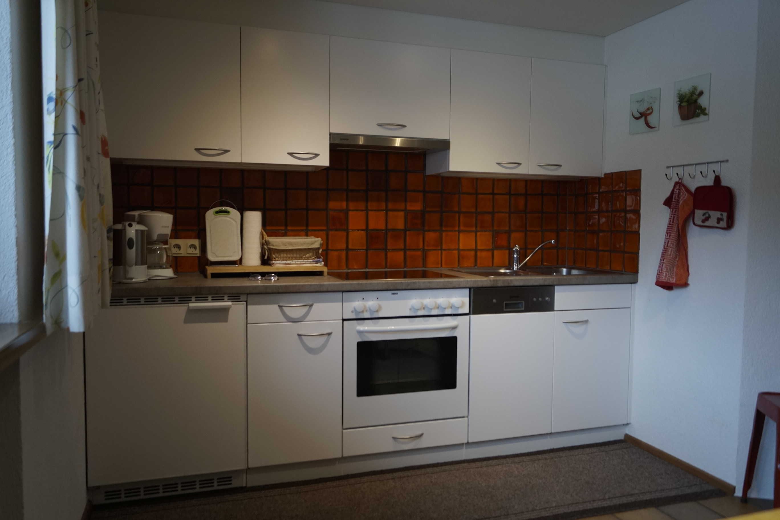 Kühlschrank, Ofen, Geschirrspüler, Wasserkocher mit Kaffee-/Teezubehör