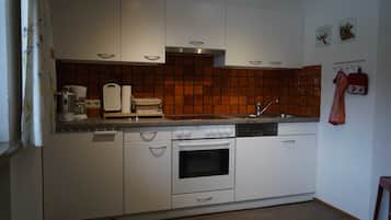 KĂŒhlschrank, Ofen, GeschirrspĂŒler, Wasserkocher mit Kaffee-/Teezubehör