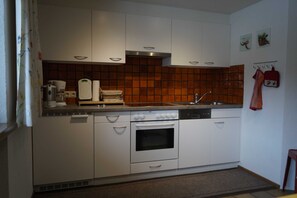 Kühlschrank, Ofen, Geschirrspüler, Wasserkocher mit Kaffee-/Teezubehör