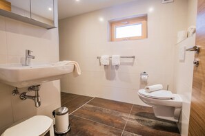 Apartment, 1 Bedroom, Terrace | Bathroom | Shower, towels