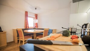 Appartement, 1 slaapkamer, terras | Woonruimte | Flatscreentelevisie