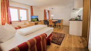 Appartement, 1 slaapkamer, terras | Woonruimte | Flatscreentelevisie
