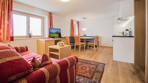 Appartement, 1 slaapkamer, terras | Woonruimte | Flatscreentelevisie