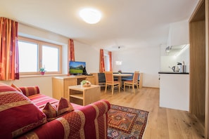 Apartment, 1 Schlafzimmer, Terrasse | Wohnbereich | Flachbildfernseher