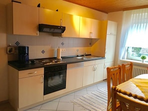 Fridge, microwave, oven, high chair - Fewo Nordlichstraße - Fewo Nordlichtstraße (Norden)