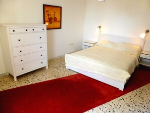 4 bedrooms, iron/ironing board, free WiFi, bed sheets