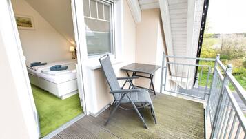 4 bedrooms, travel crib, WiFi, bed sheets