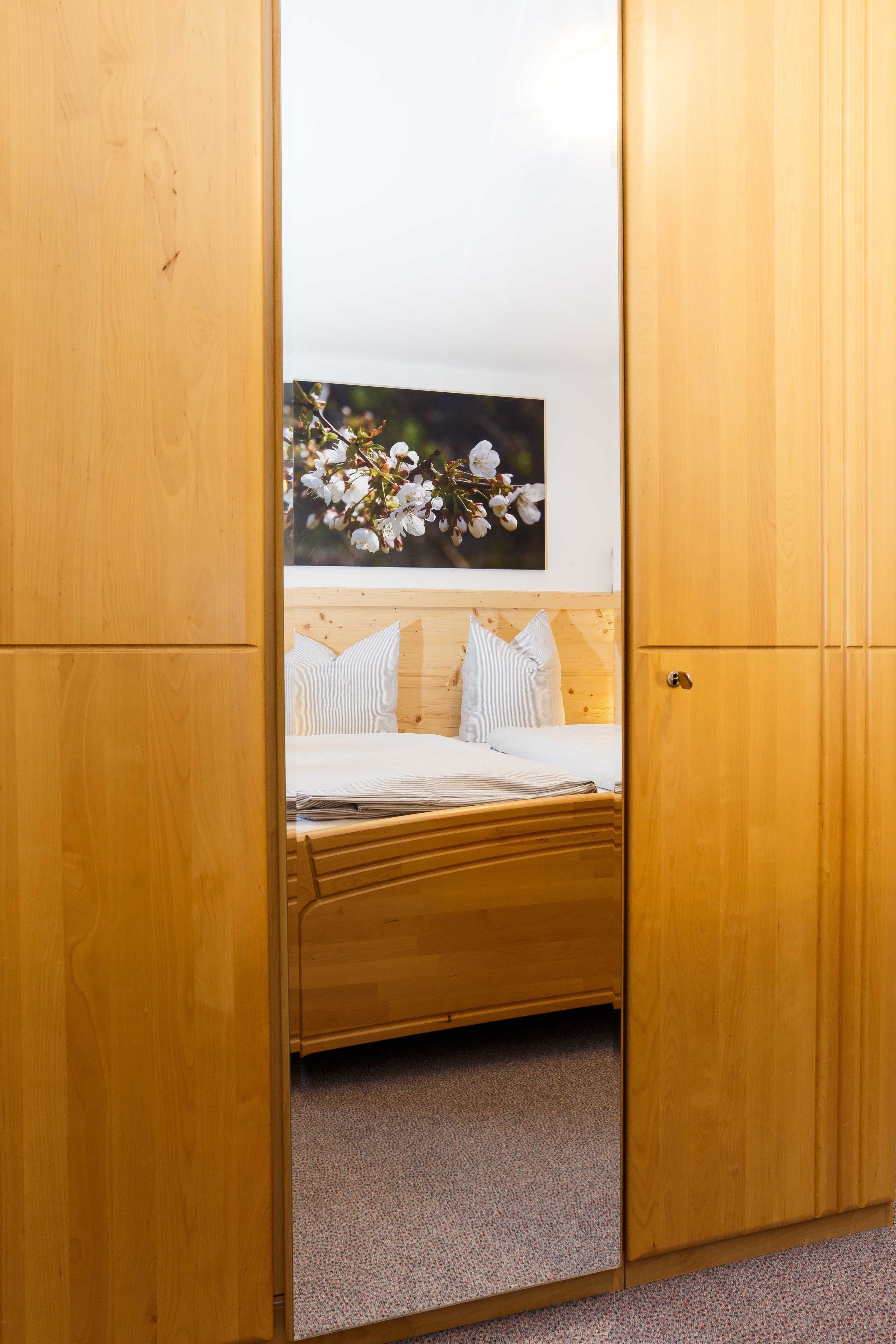Un armario de madera con una cama en su interior.