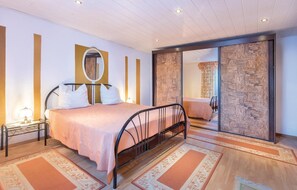 3 bedrooms, in-room safe, free WiFi, bed sheets