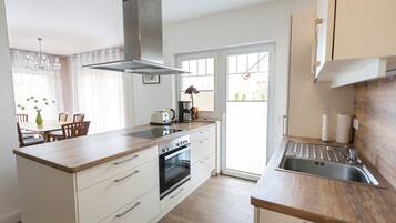 Kühlschrank, Mikrowelle, Ofen, Geschirrspüler