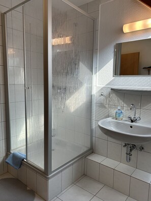 Een haardroger, handdoeken, zeep, toiletpapier