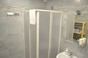 Dreibettzimmer | Badezimmer | Dusche, kostenlose Toilettenartikel, Haartrockner, Bidet