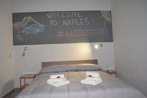 Double Room | Premium bedding, down comforters, desk, iron/ironing board - Bassetto 013 (Naples)