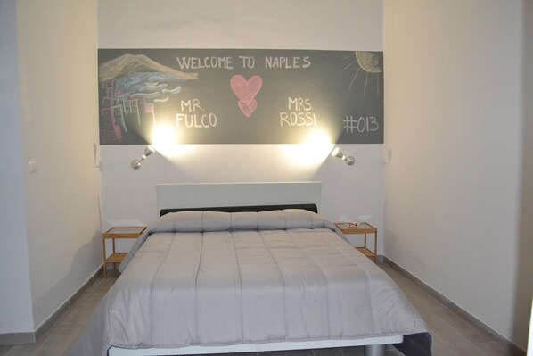 Dreibettzimmer | Hochwertige Bettwaren, Daunenbettdecken, Schreibtisch