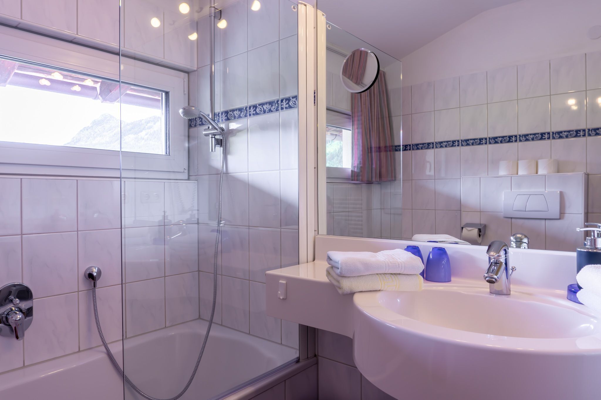 Dusj, hårføner, håndklær og toalettpapir