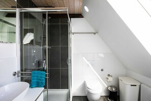 Shower, hair dryer, towels - Flower Magic No. 8 - Apartmenthaus BlütenzauberII (Steinkirchen)