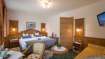 2 bedrooms, in-room safe, desk, WiFi