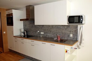 Kühlschrank, Mikrowelle, Ofen, Geschirrspüler