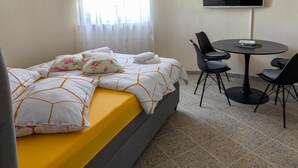 Ein Hotelzimmer mit einem Bett, einem kleinen runden Tisch und zwei Stühlen.