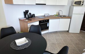 Réfrigérateur, plaque de cuisson, cafetière/bouilloire