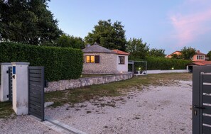 Property grounds - Nice home in Zminj with WiFi (Zminj)