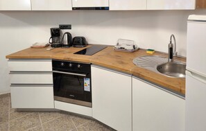 Réfrigérateur, plaque de cuisson, cafetière/bouilloire